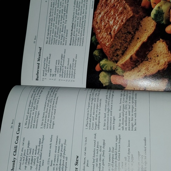 Vintage Betty Crocker's microwave cookbook circa 1981 Hardcover about 280 pages - Picture 7 of 12
